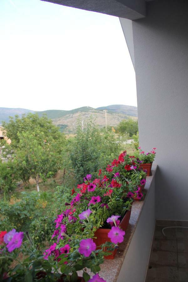 Holiday Home Flora Мостар Екстериор снимка